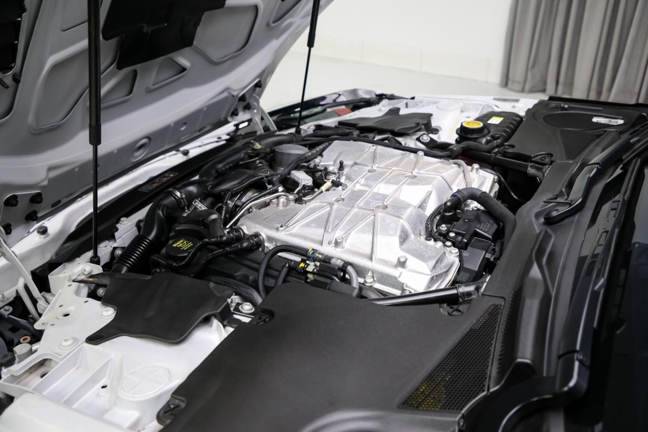 2017 Jaguar F-Type SVR AWD V8 SC 575HP CARBONCERAMIC NOACCIDNT 1OWNER Photo