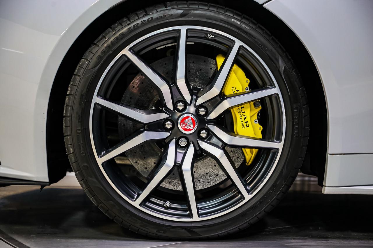2017 Jaguar F-Type SVR AWD V8 SC 575HP CARBONCERAMIC NOACCIDNT 1OWNER Photo
