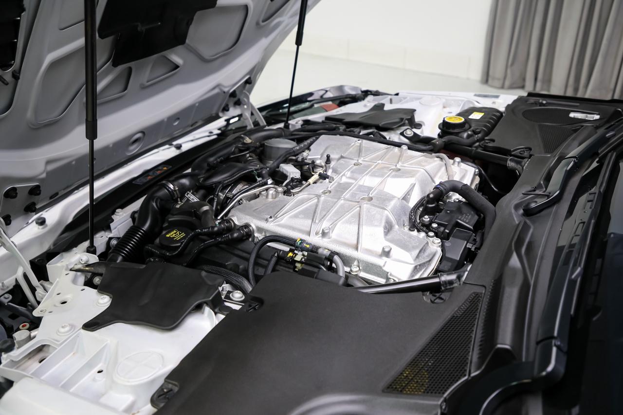 2017 Jaguar F-Type SVR AWD V8 SC 575HP CARBONCERAMIC NOACCIDNT 1OWNER Photo