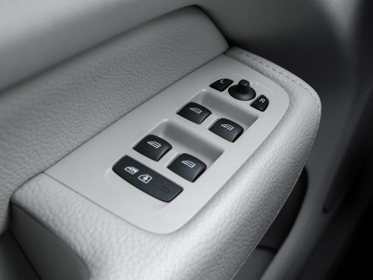 2021 Volvo XC60 Plug-In Hybrid Recharge T8eAWD PHEV Inscription Exp TRADE IN CPO Photo