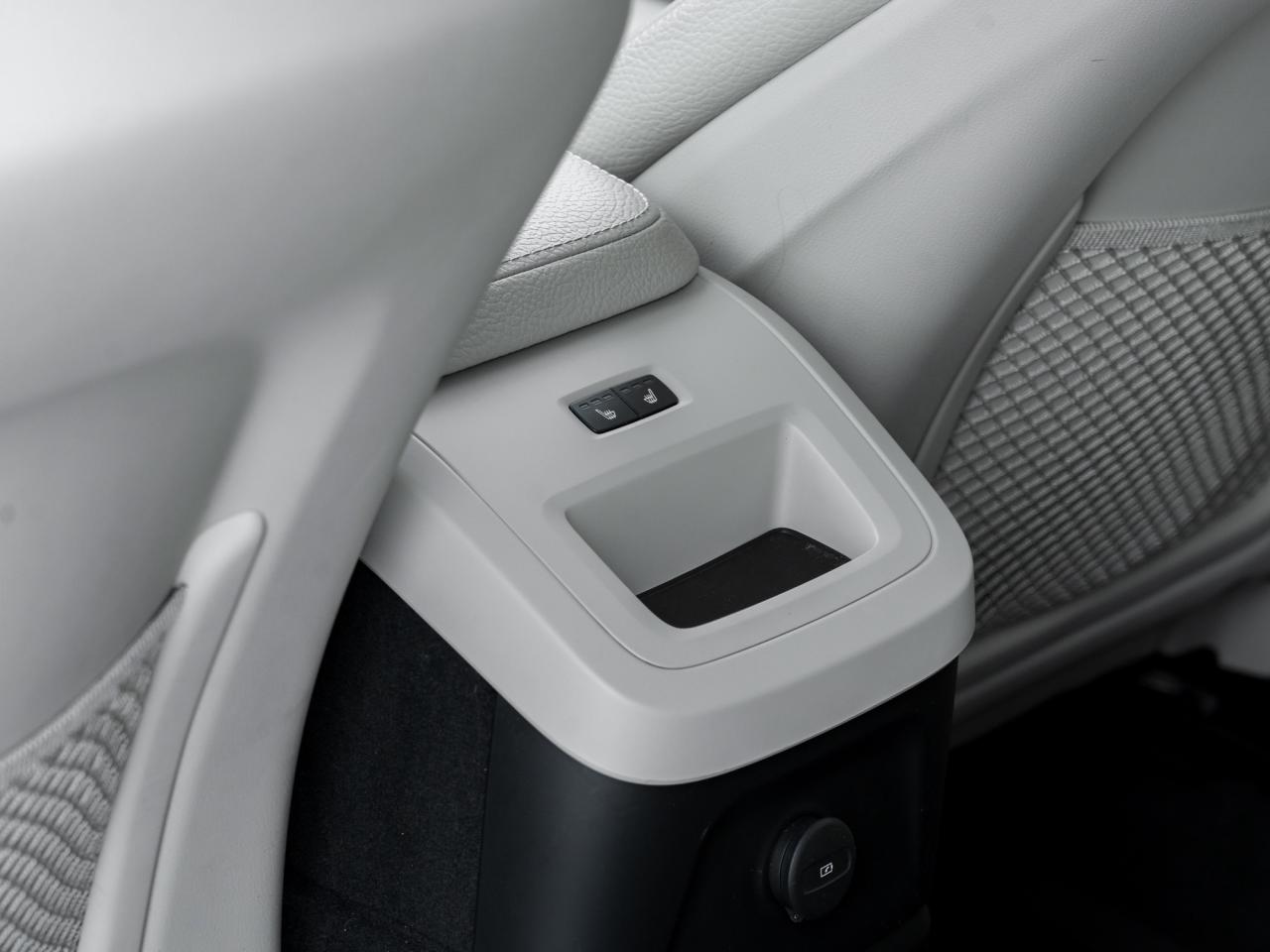 2021 Volvo XC60 Plug-In Hybrid Recharge T8eAWD PHEV Inscription Exp TRADE IN CPO Photo