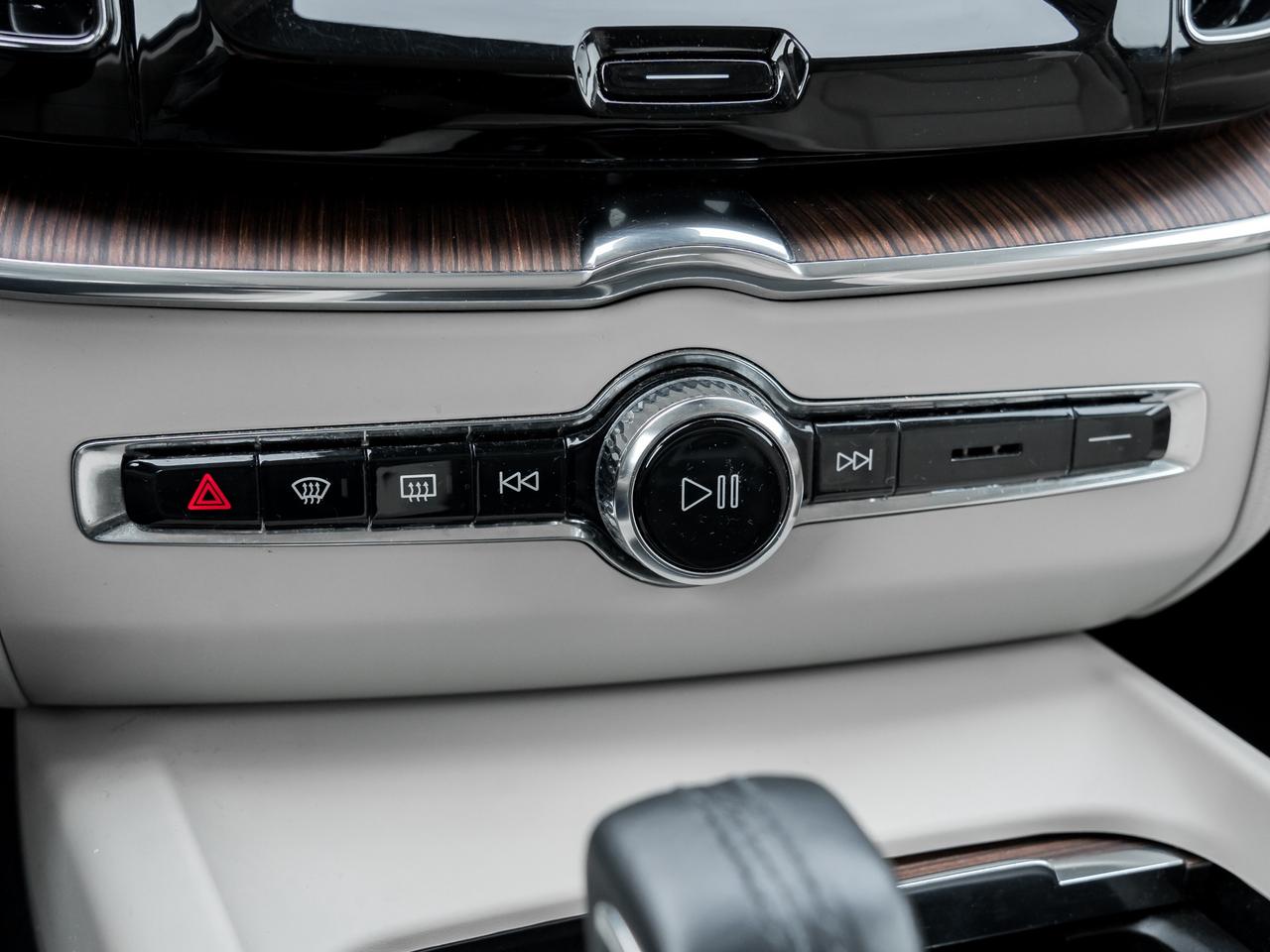 2021 Volvo XC60 Plug-In Hybrid Recharge T8eAWD PHEV Inscription Exp TRADE IN CPO Photo