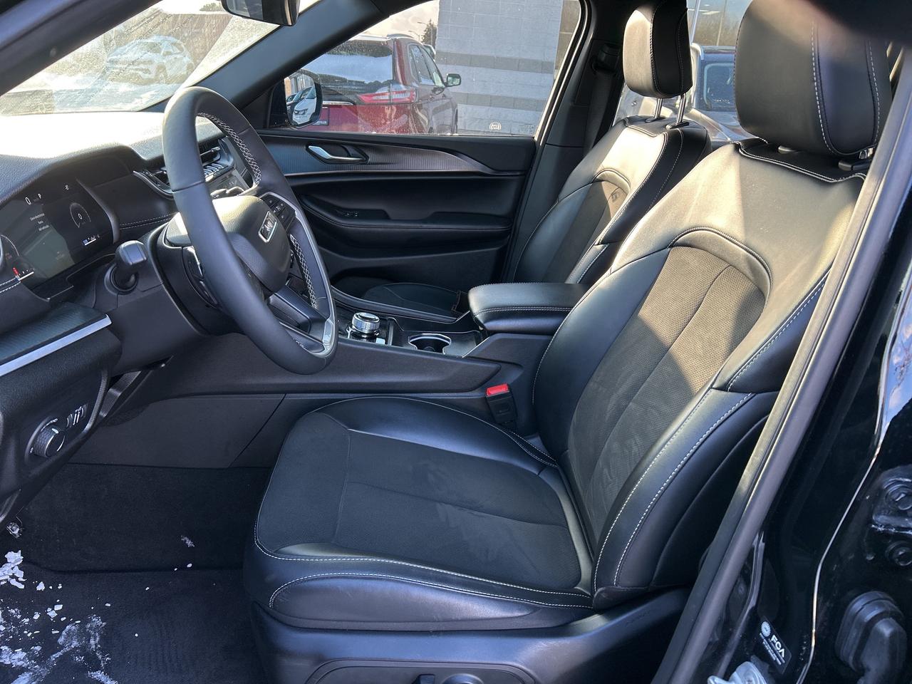 2025 Jeep Grand Cherokee ALTITUDE 4X4 Photo