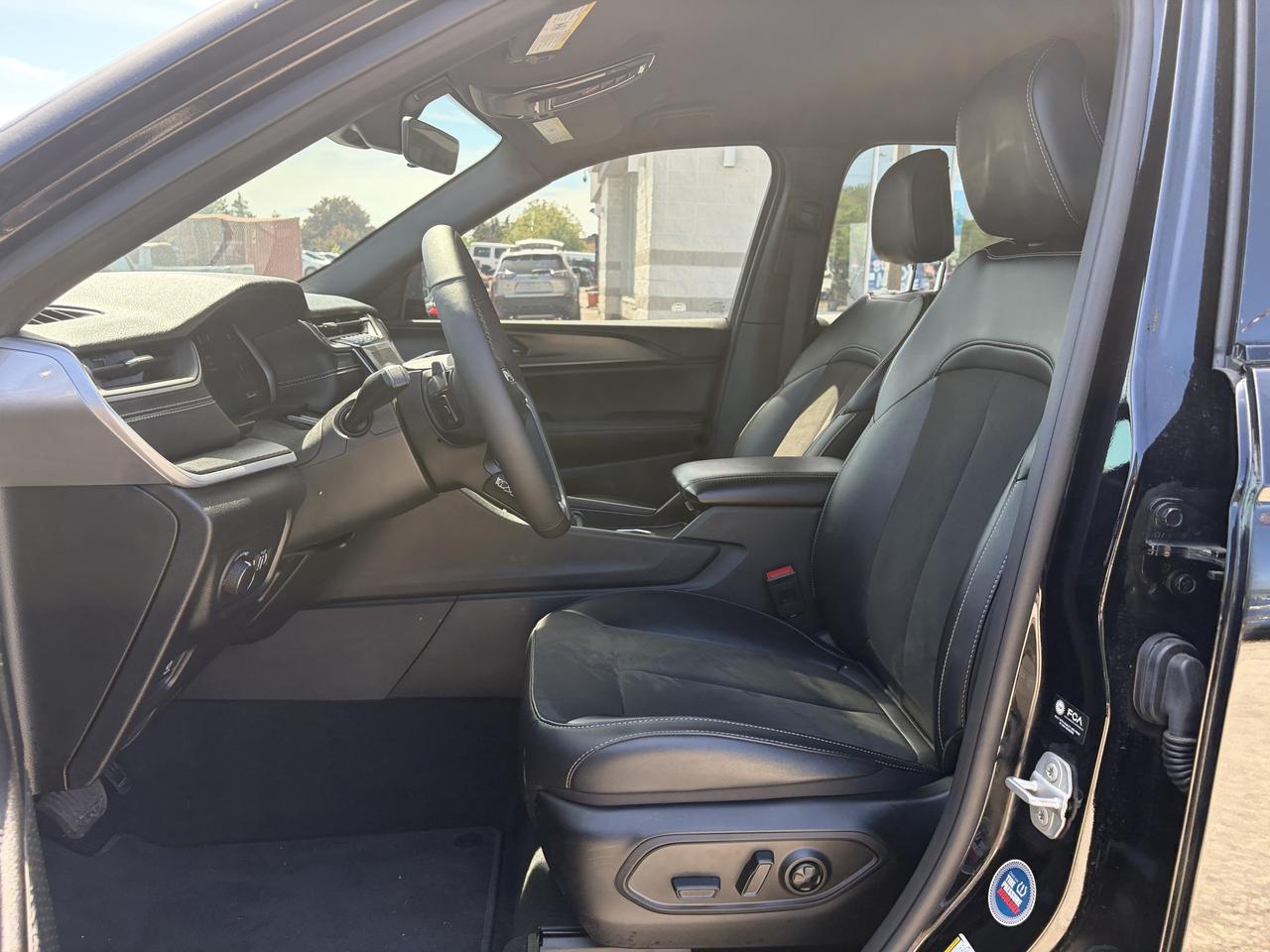 2025 Jeep Grand Cherokee ALTITUDE 4X4 Photo