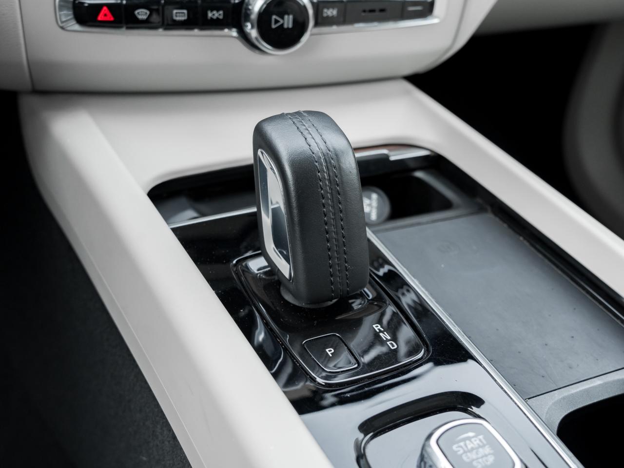 2021 Volvo XC60 Recharge Recharge T8eAWD PHEV Inscription Exp TRADE IN CPO Photo