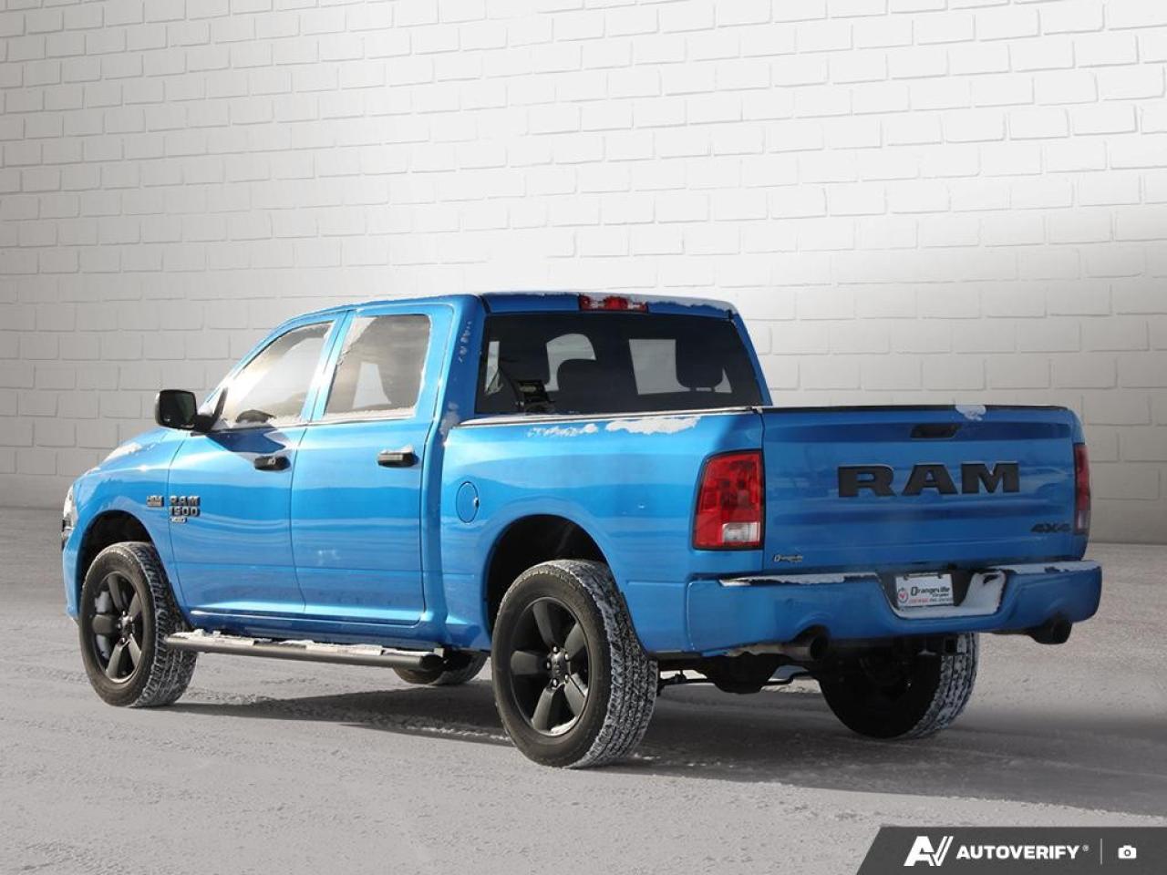 2023 RAM 1500 Classic EXPRESS 4X4 CREW CAB 5'7" BOX Photo3