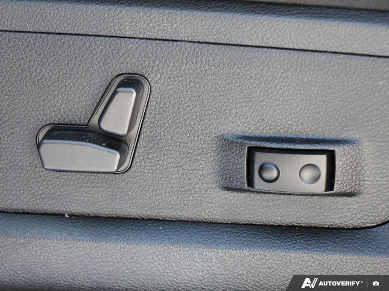 2023 RAM 1500 Classic EXPRESS 4X4 CREW CAB 5'7" BOX Photo