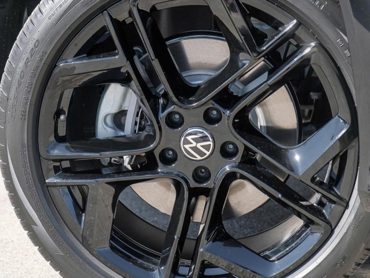 2026 Volkswagen Tiguan Comfortline R-Line Black Edition Photo