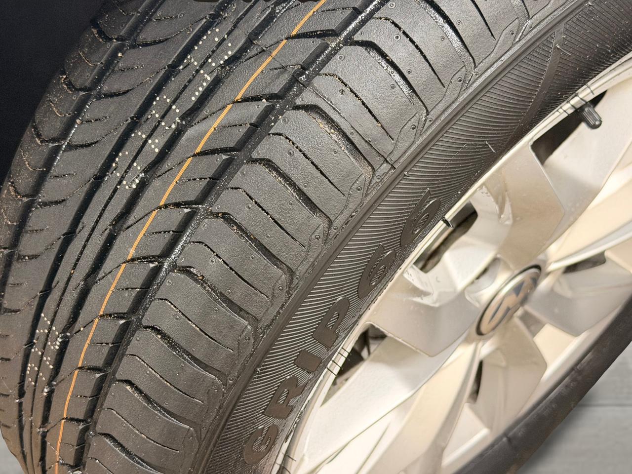 2020 Volkswagen Passat Comfortline+New Tires+Camera+CLEAN CARFAX Photo