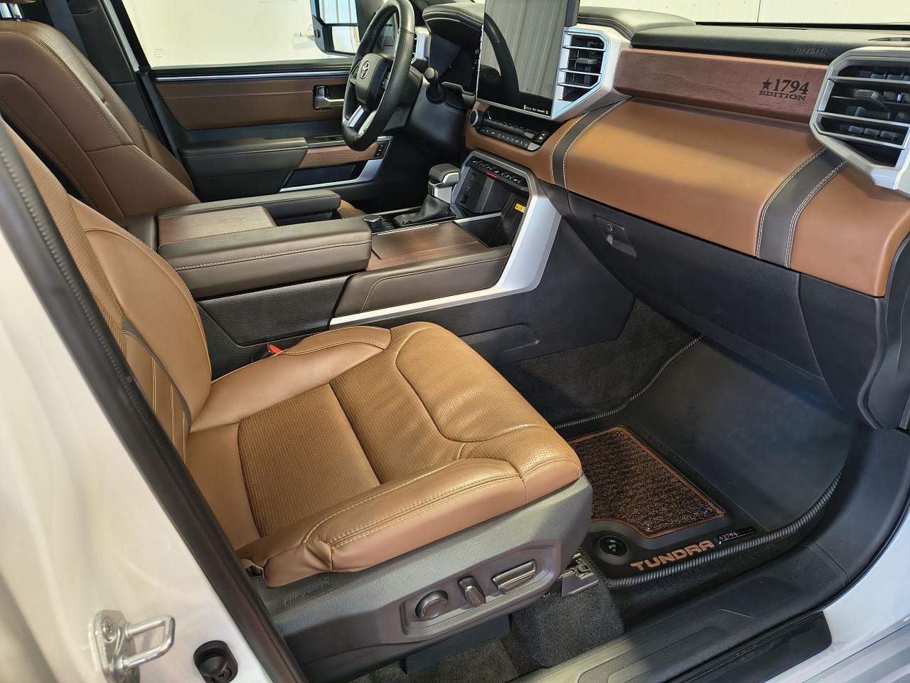 2024 Toyota Tundra Platinum Hybrid Photo0