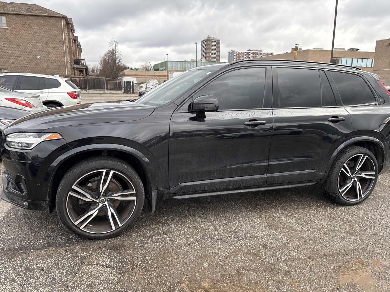 2017 Volvo XC90 T6 R-Design RARE, ULTRA LOW KM!! SUNROOF, LEATHER! Photo4