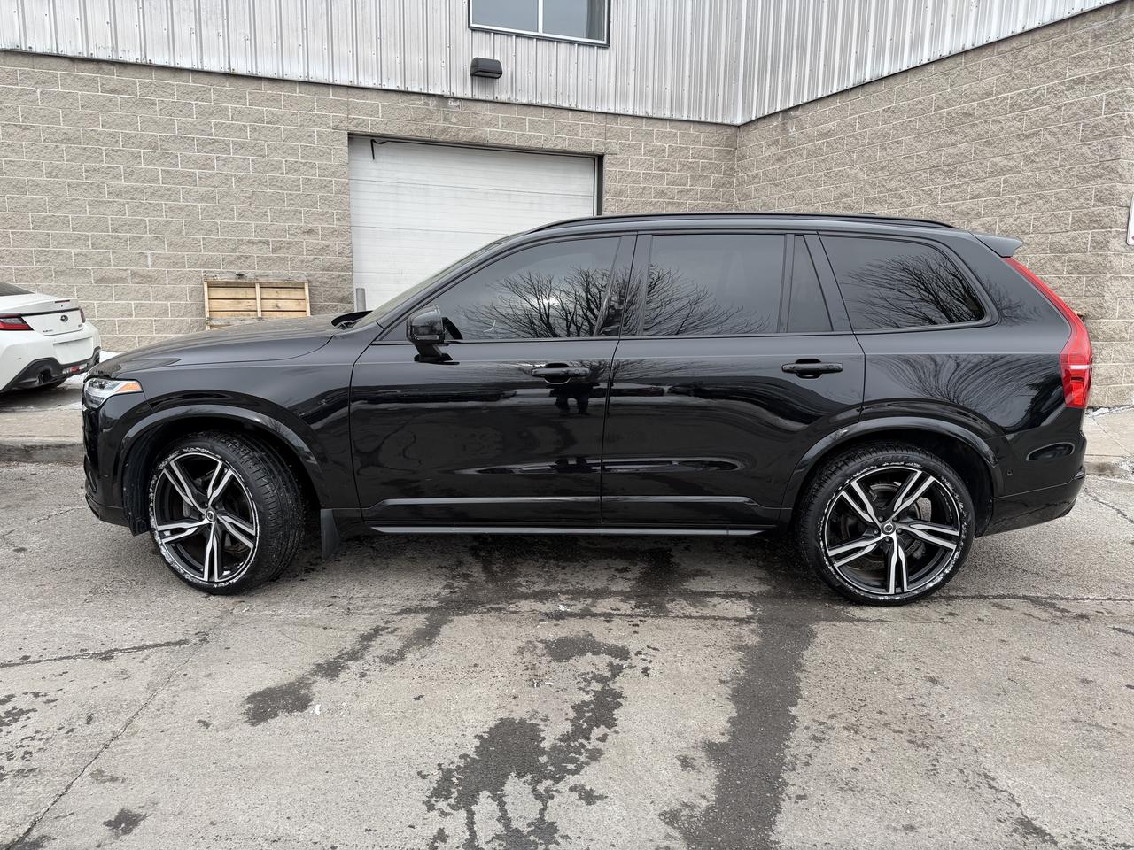 2017 Volvo XC90 T6 R-Design RARE, ULTRA LOW KM!! SUNROOF, LEATHER! Photo3