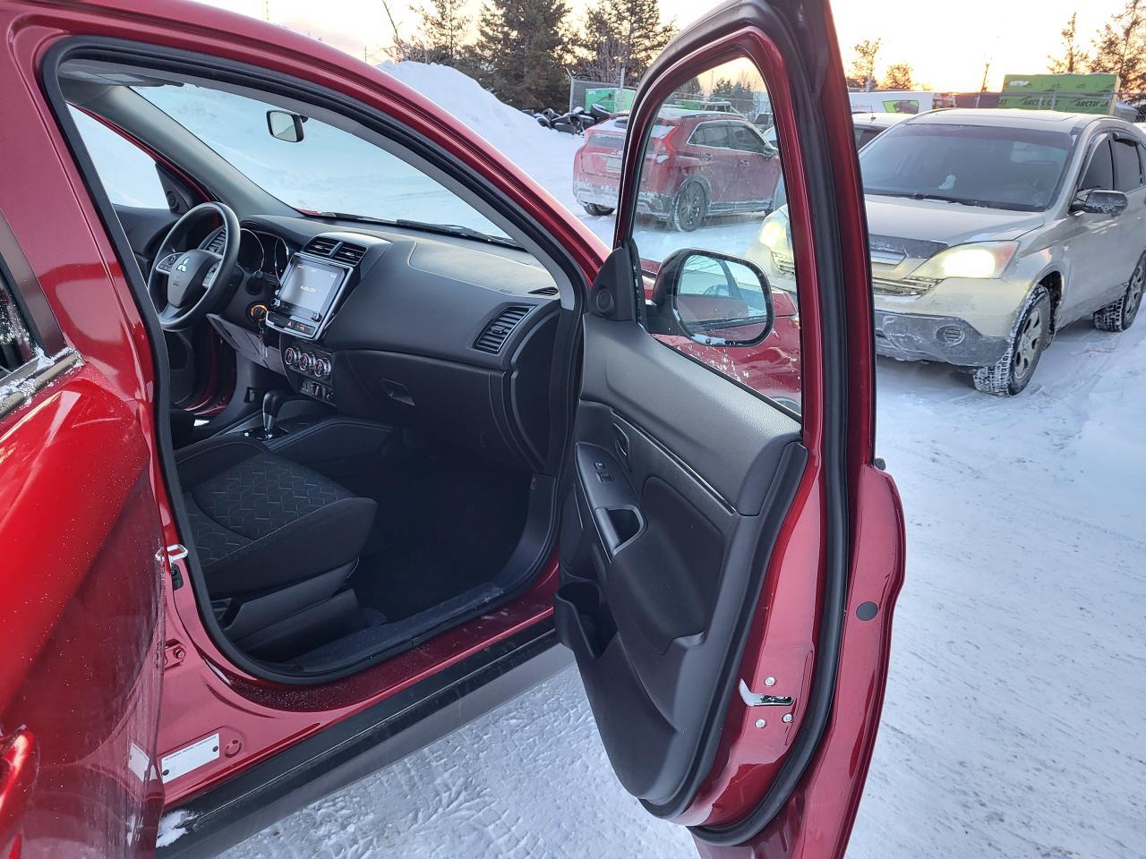 2024 Mitsubishi RVR ES FWD Photo