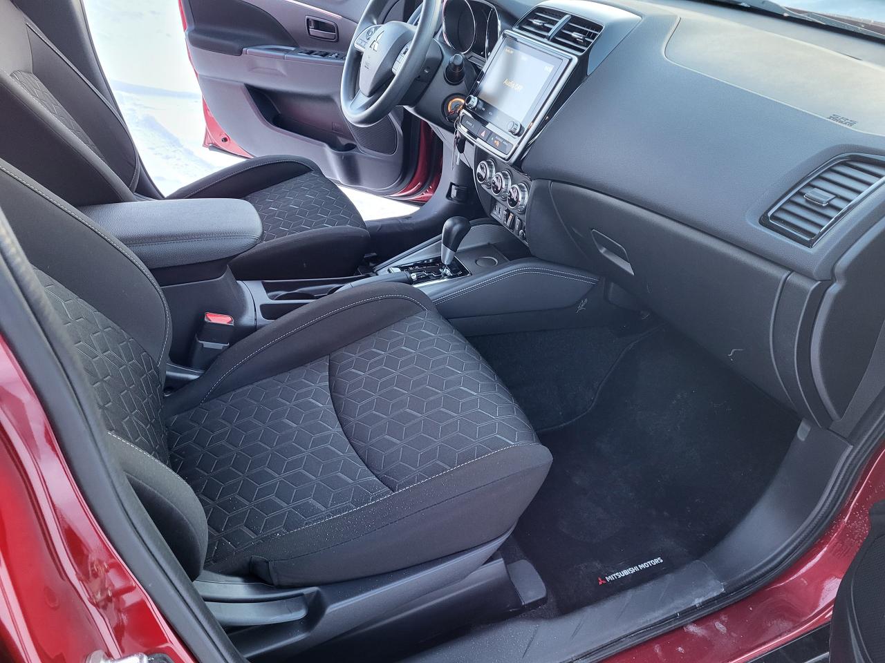 2024 Mitsubishi RVR ES FWD Photo