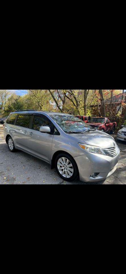 2011 Toyota Sienna LIMITED Photo
