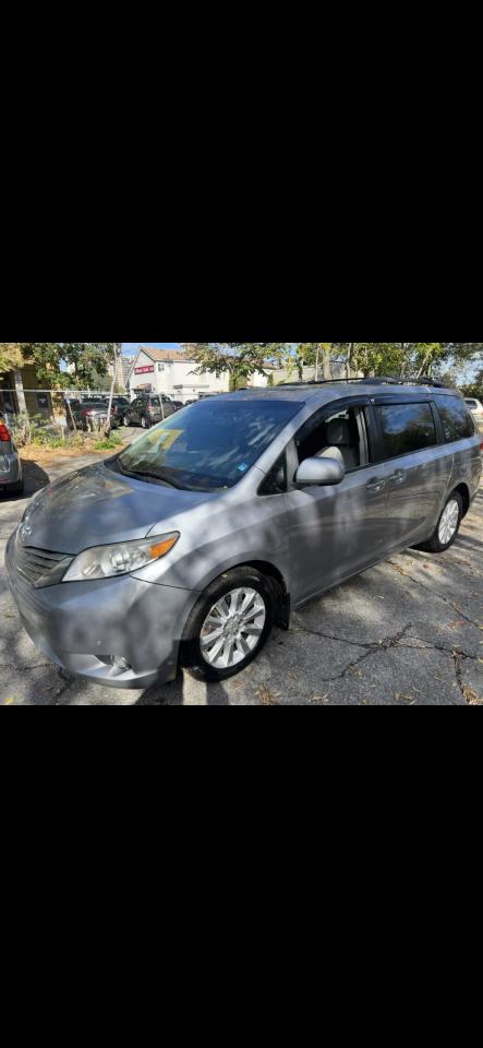 2011 Toyota Sienna LIMITED Photo