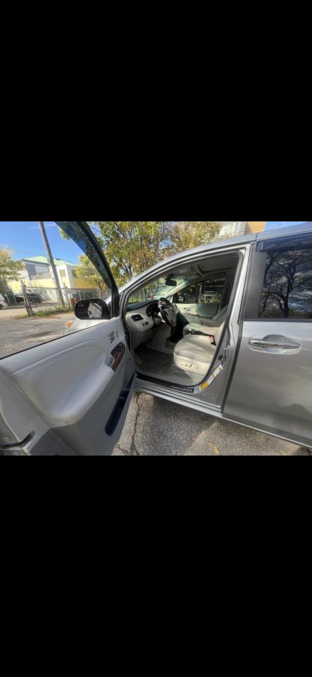 2011 Toyota Sienna LIMITED Photo