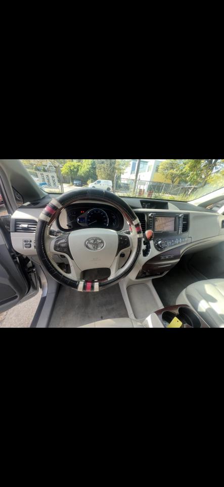 2011 Toyota Sienna LIMITED Photo