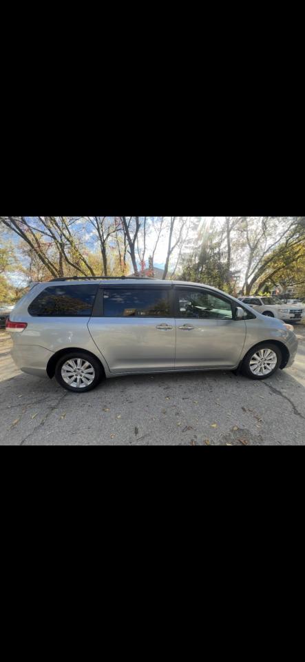 2011 Toyota Sienna LIMITED Photo