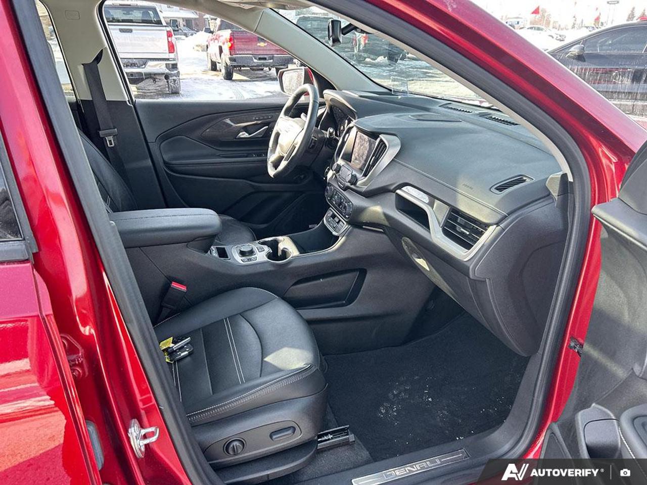 2024 GMC Terrain Denali PANORAMIC SUNROOF | HEATED & AIRCOOLED SEATS | LOW Photo