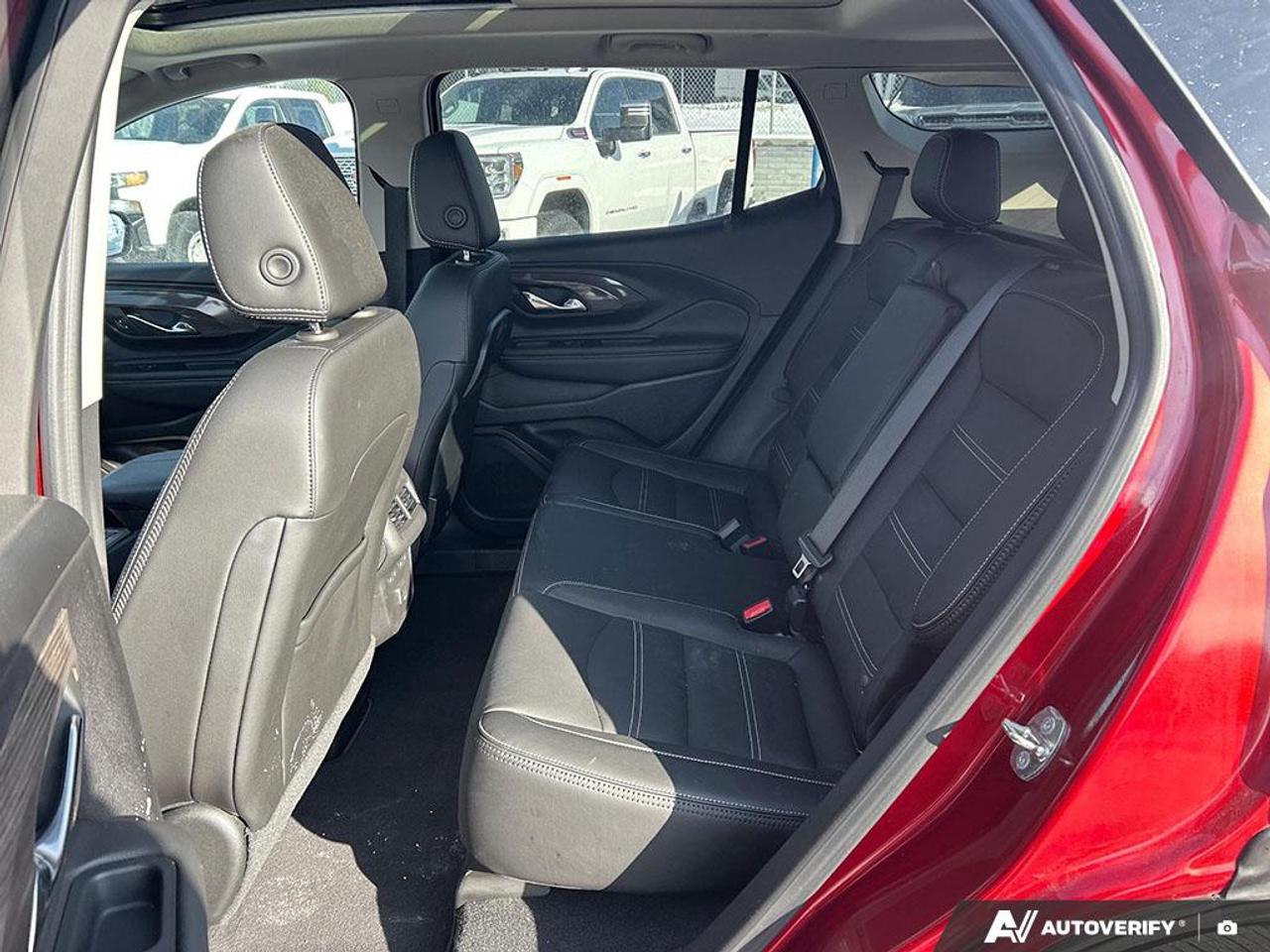 2024 GMC Terrain Denali PANORAMIC SUNROOF | HEATED & AIRCOOLED SEATS | LOW Photo