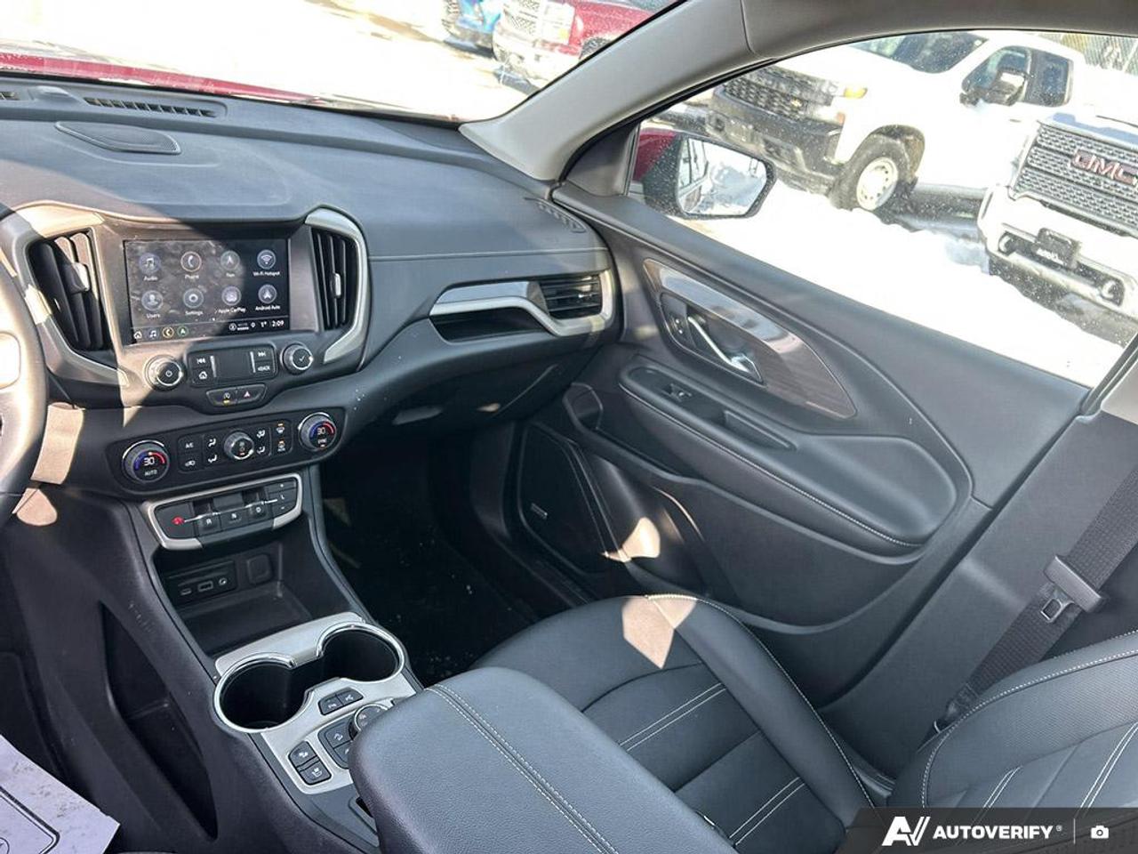 2024 GMC Terrain Denali PANORAMIC SUNROOF | HEATED & AIRCOOLED SEATS | LOW Photo