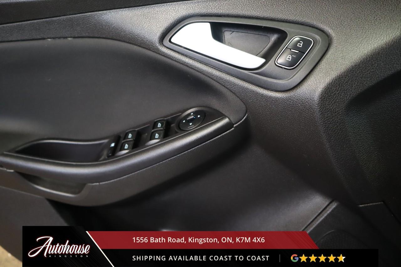 2015 Ford Focus SE ONLY 39,760 KM! Photo