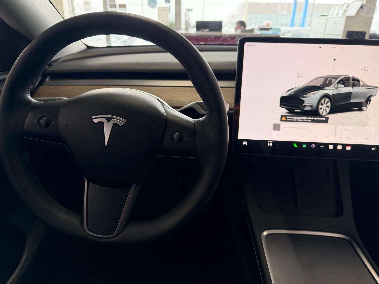 2024 Tesla Model Y PERFORMANCE Photo