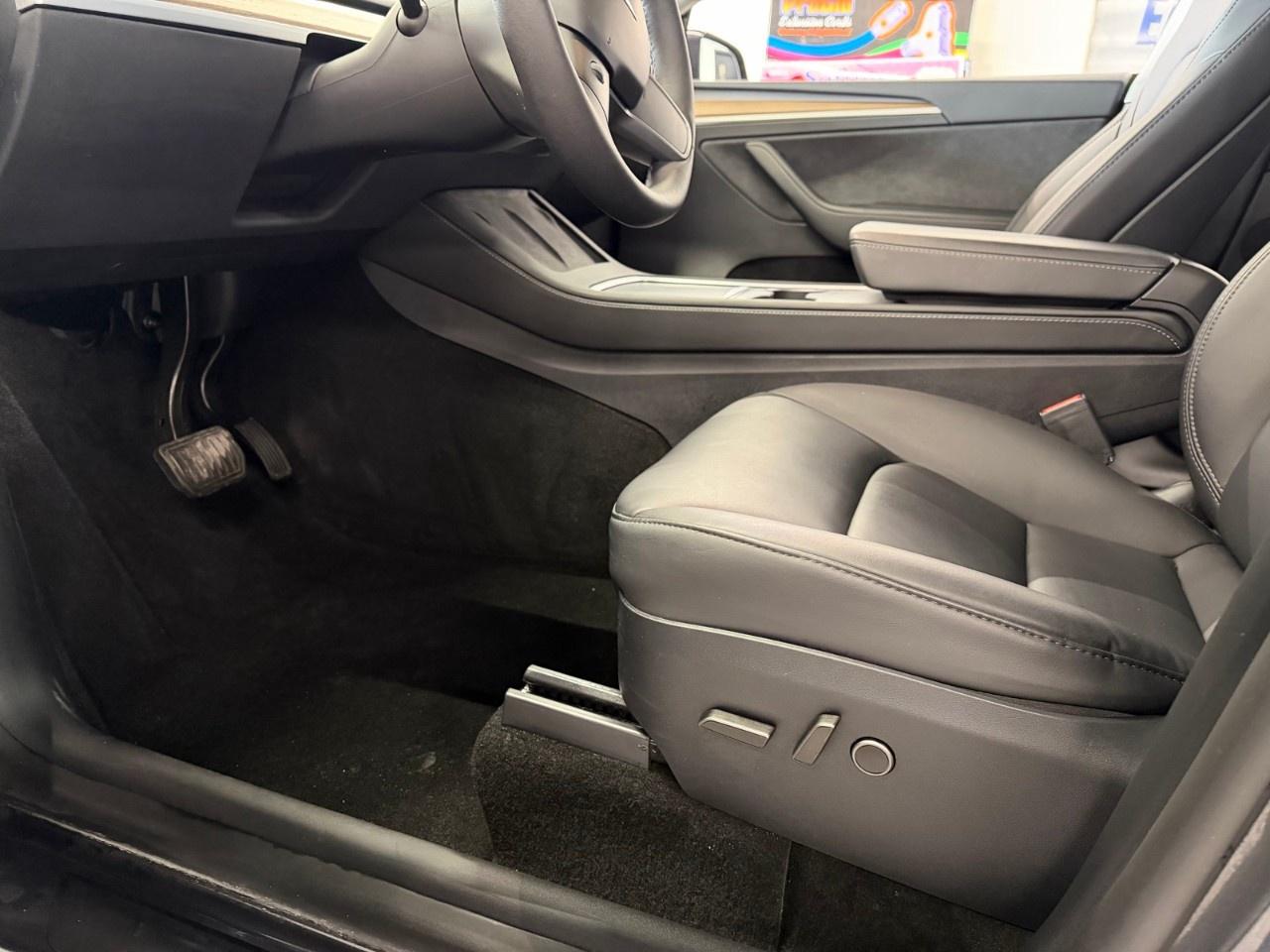 2024 Tesla Model Y PERFORMANCE Photo