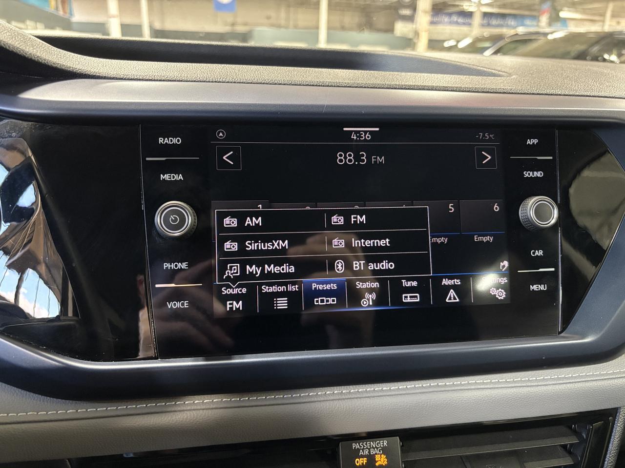 2024 Volkswagen Taos Comfortline|ALLOYS|LEATHER|SUEDE|CARPLAY|HEATSEATS Photo