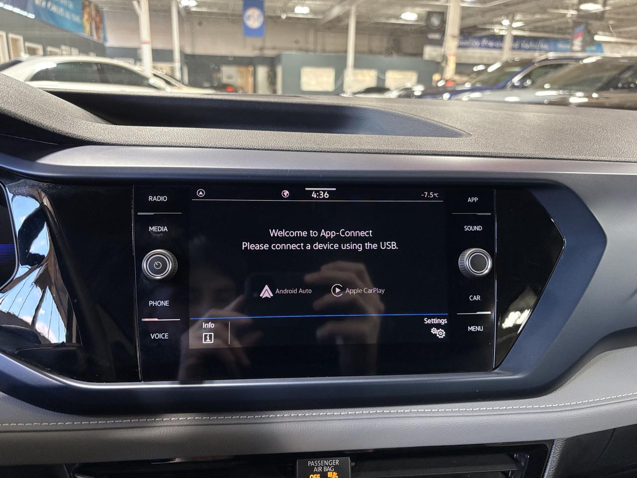 2024 Volkswagen Taos Comfortline|ALLOYS|LEATHER|SUEDE|CARPLAY|HEATSEATS Photo