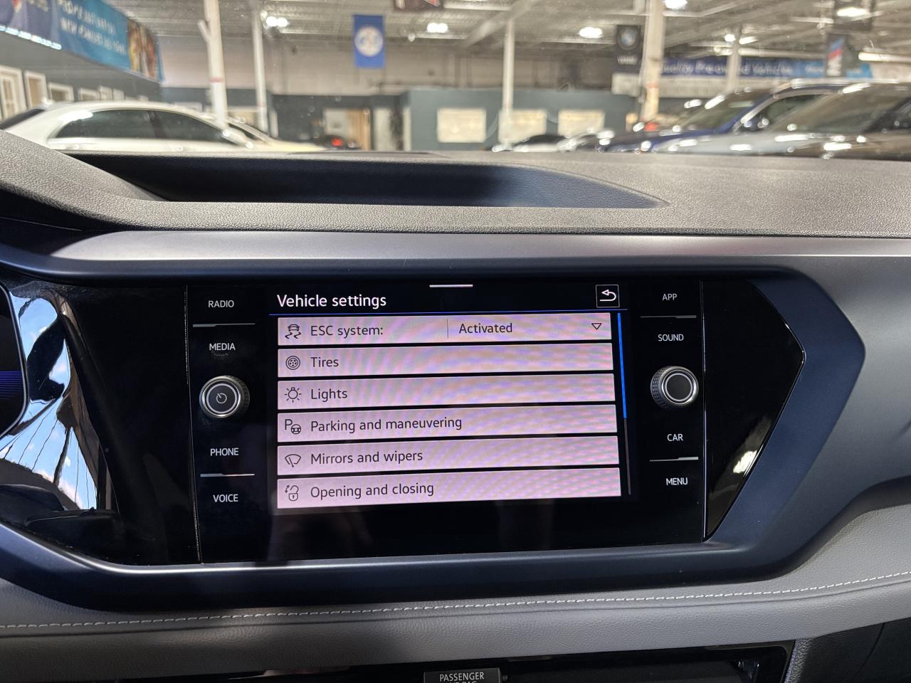 2024 Volkswagen Taos Comfortline|ALLOYS|LEATHER|SUEDE|CARPLAY|HEATSEATS Photo