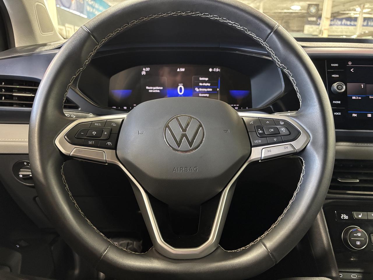2024 Volkswagen Taos Comfortline|ALLOYS|LEATHER|SUEDE|CARPLAY|HEATSEATS Photo