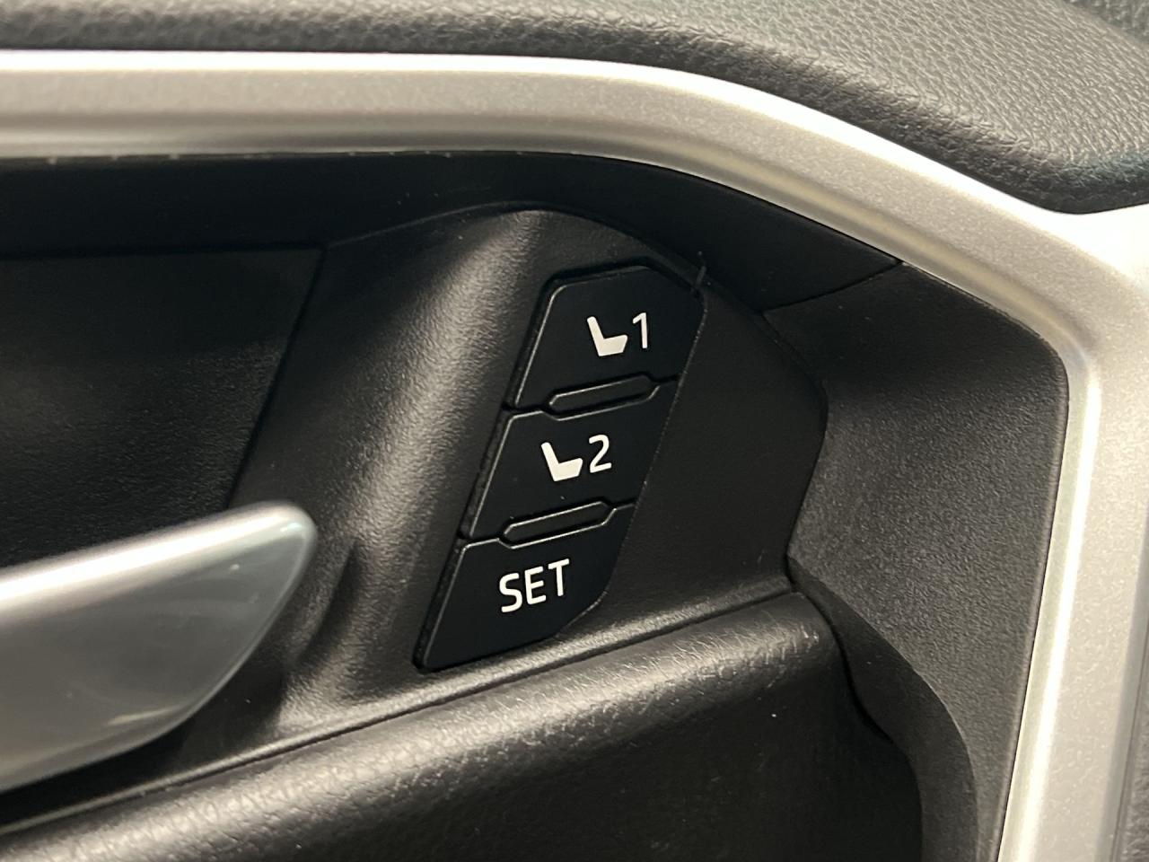 2023 Toyota RAV4 XLE PREMIUM AWD | HTD LEATHER | SUNROOF | CARPLAY Photo