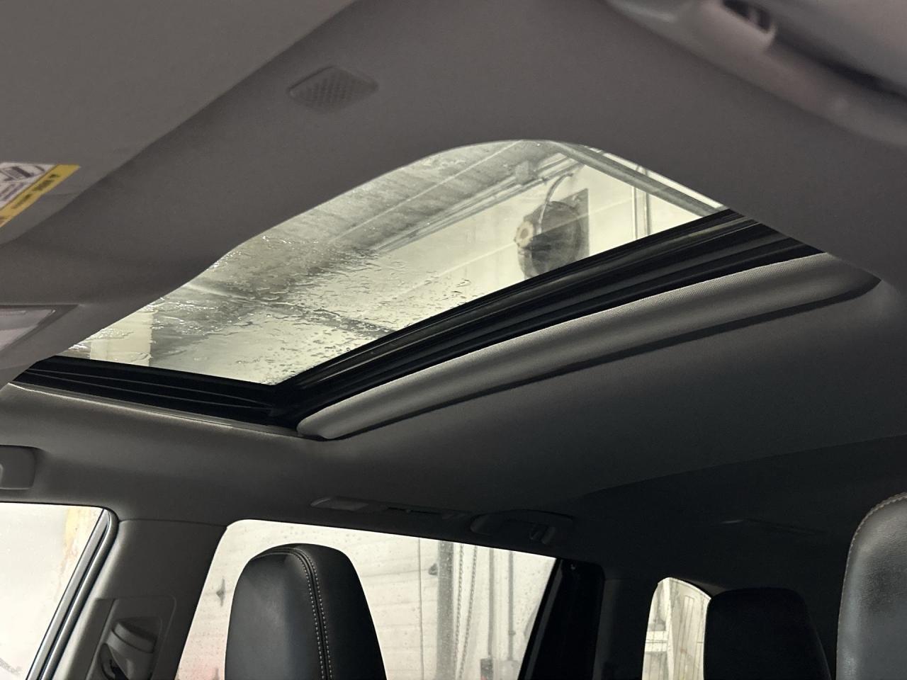 2019 Toyota Highlander XLE AWD | 8-PASS | HTD LEATHER | SUNROOF | ALLOYS Photo