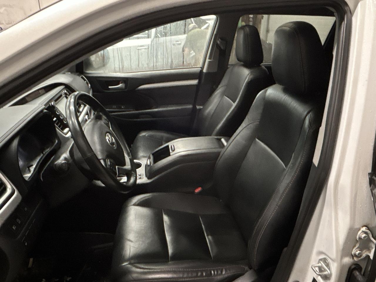 2019 Toyota Highlander XLE AWD | 8-PASS | HTD LEATHER | SUNROOF | ALLOYS Photo