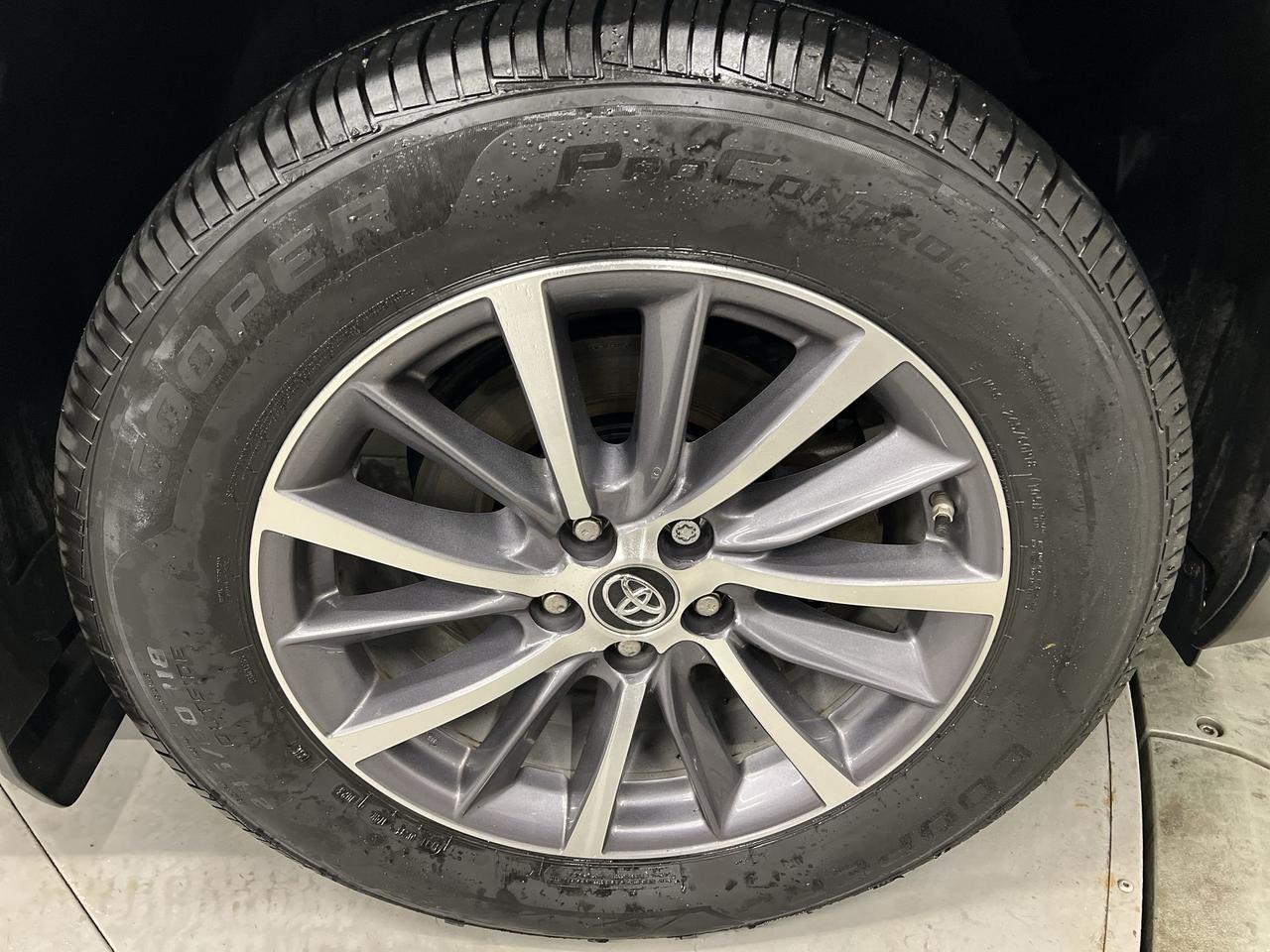 2019 Toyota Highlander XLE AWD | 8-PASS | HTD LEATHER | SUNROOF | ALLOYS Photo