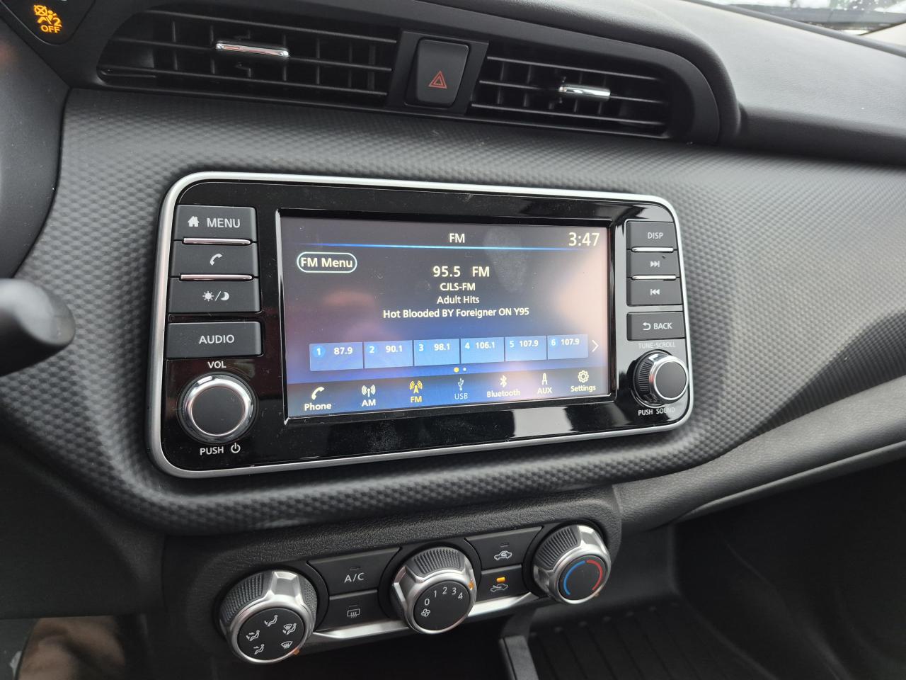 2025 Nissan Kicks Play S FWD Photo9