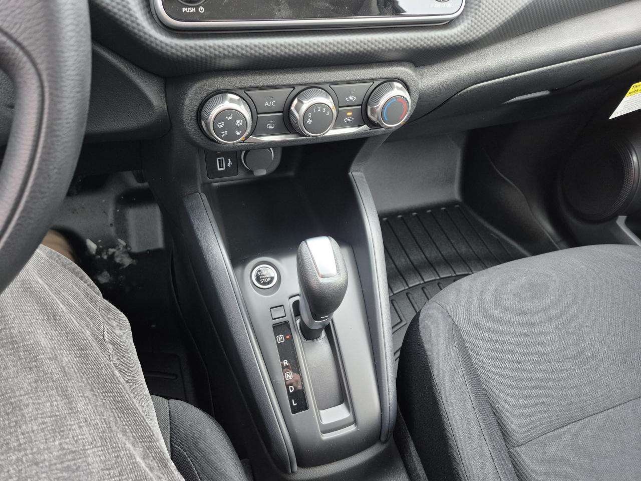 2025 Nissan Kicks Play S FWD Photo27
