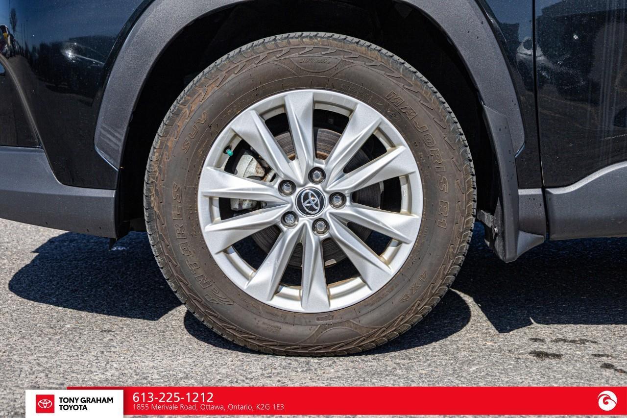 2023 Toyota Corolla Cross LE Photo