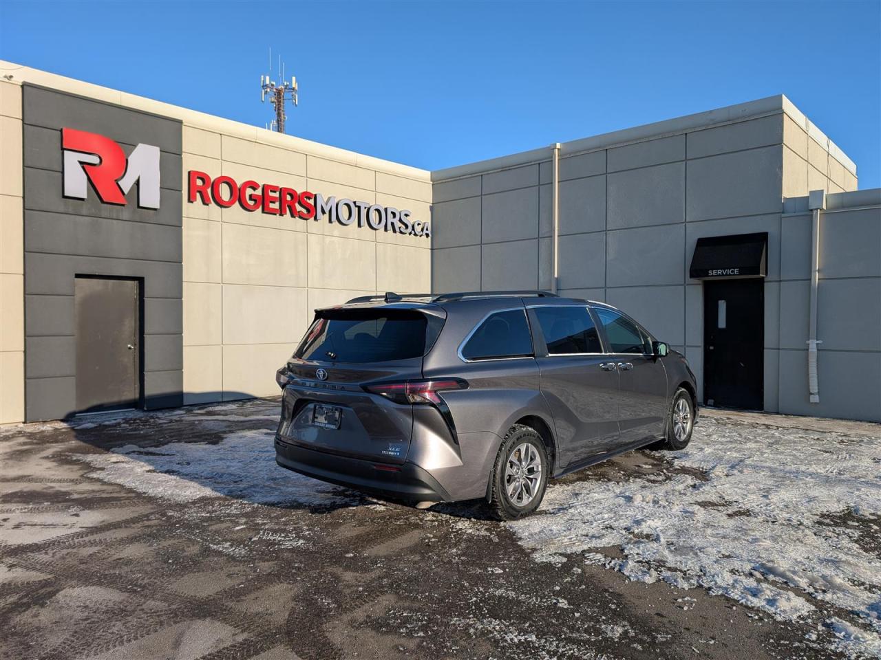 2023 Toyota Sienna XLE - 8 PASS - SUNROOF - LEATHER - TECH FEATS Photo4