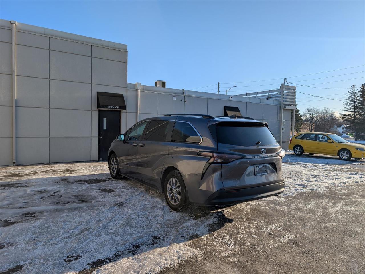 2023 Toyota Sienna XLE - 8 PASS - SUNROOF - LEATHER - TECH FEATS Photo2