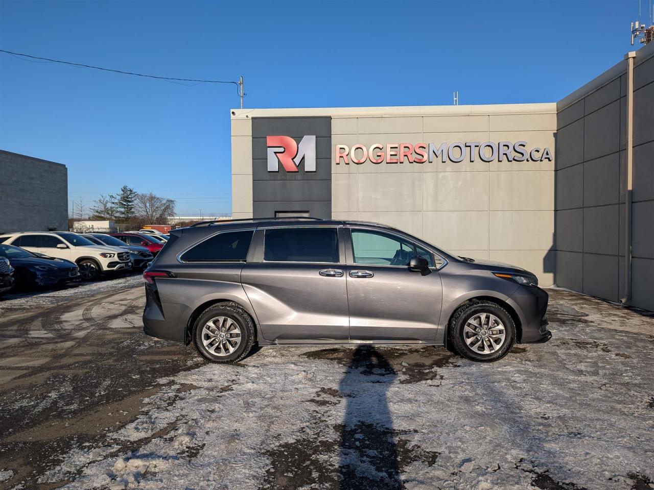2023 Toyota Sienna XLE - 8 PASS - SUNROOF - LEATHER - TECH FEATS Photo