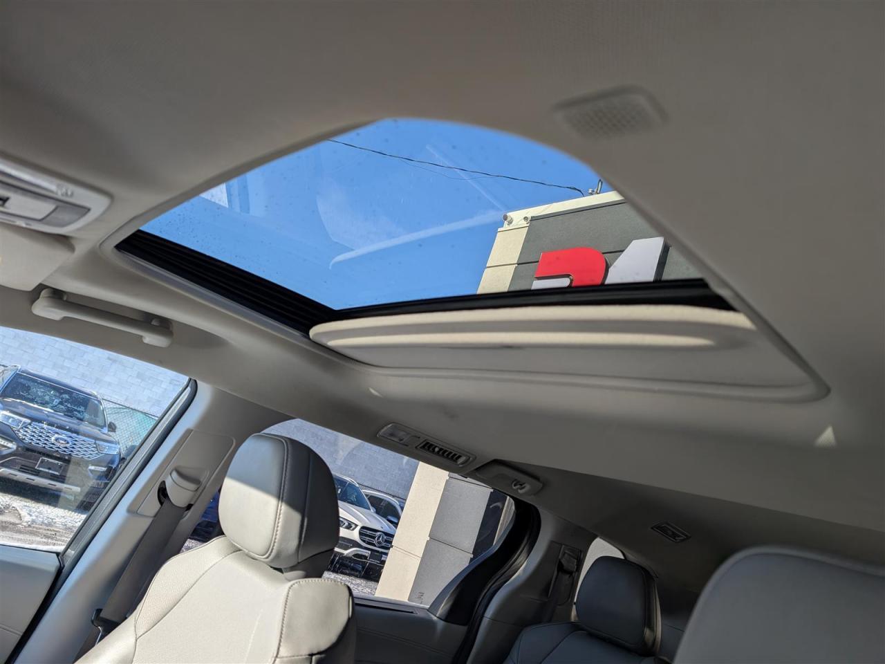 2023 Toyota Sienna XLE - 8 PASS - SUNROOF - LEATHER - TECH FEATS Photo