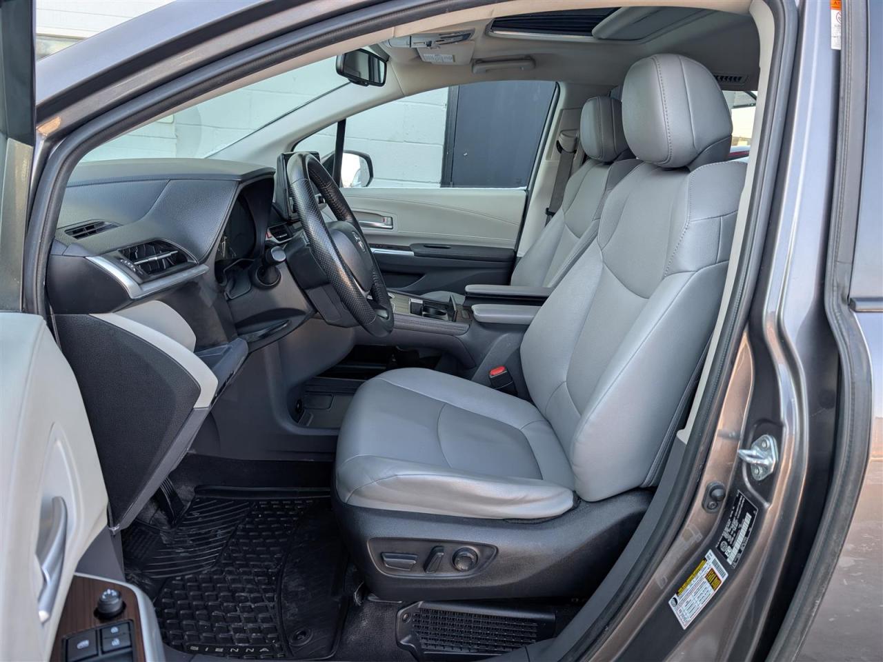 2023 Toyota Sienna XLE - 8 PASS - SUNROOF - LEATHER - TECH FEATS Photo