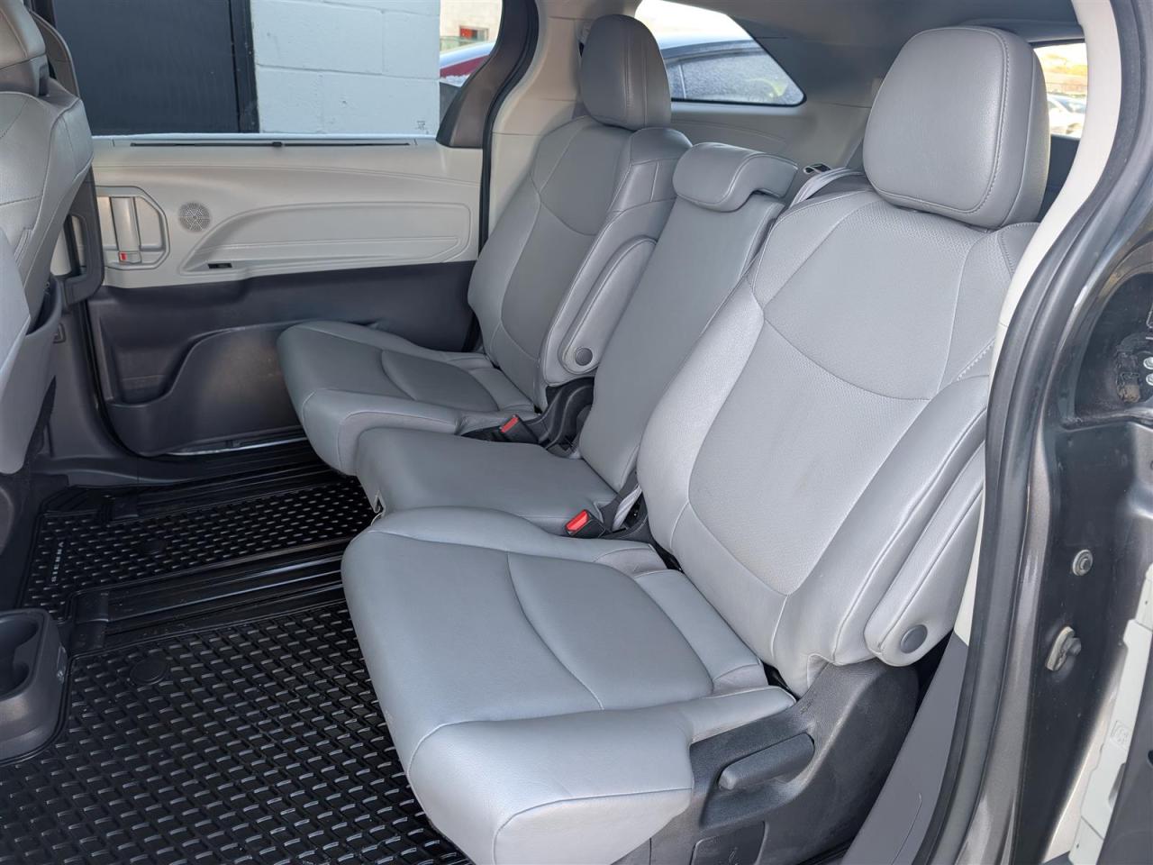 2023 Toyota Sienna XLE - 8 PASS - SUNROOF - LEATHER - TECH FEATS Photo