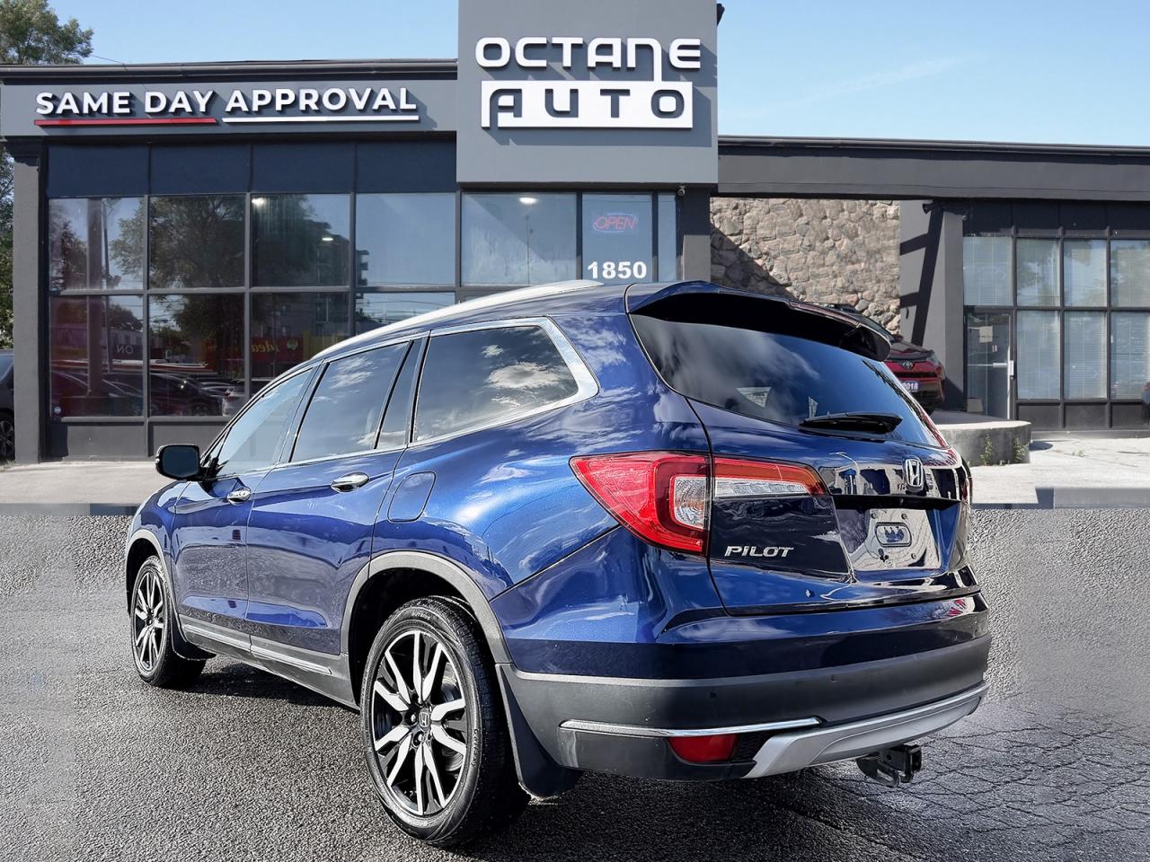 2021 Honda Pilot Touring AWD 7-Passenger Photo3