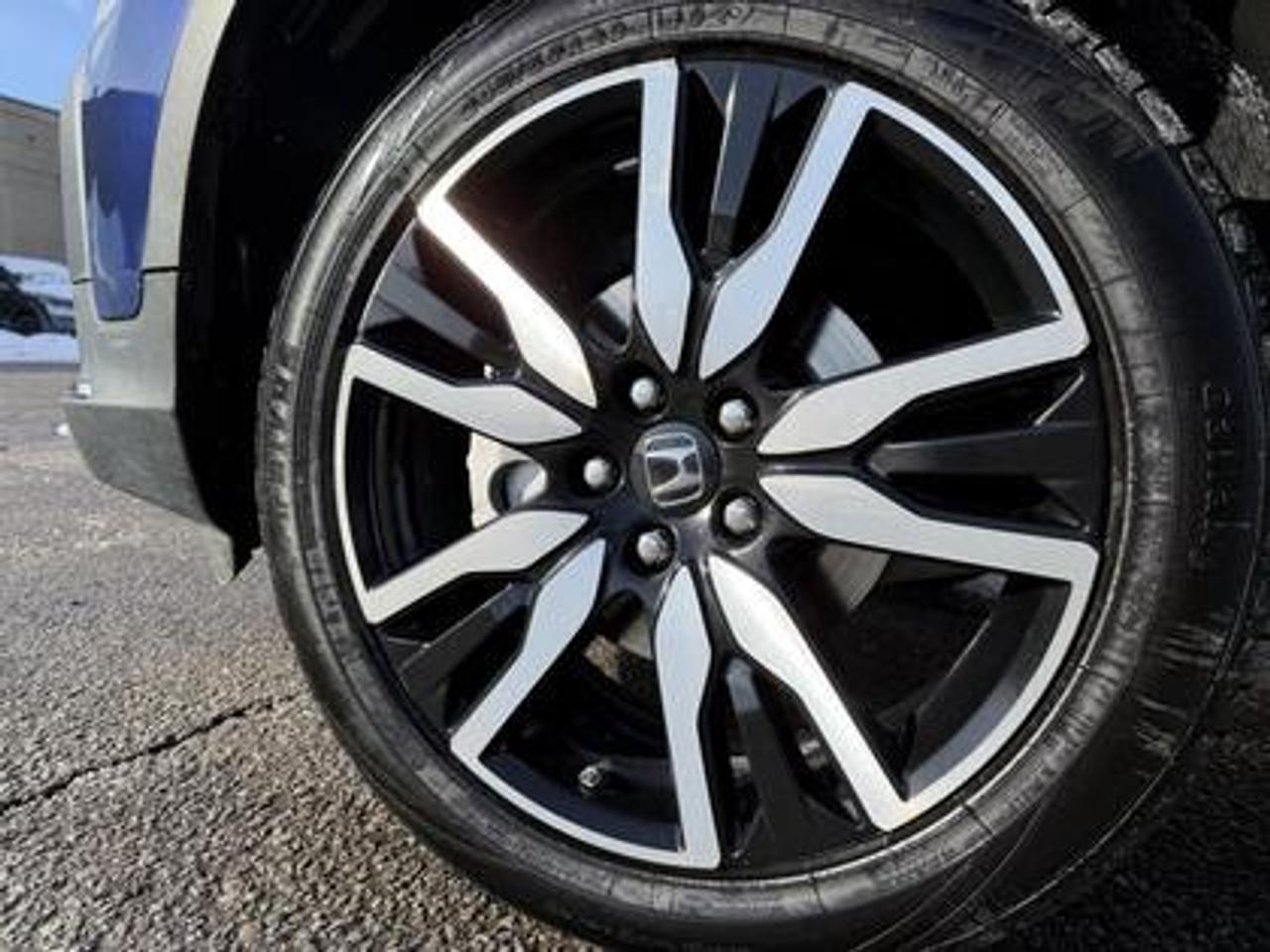 2021 Honda Pilot Touring AWD 7-Passenger Photo