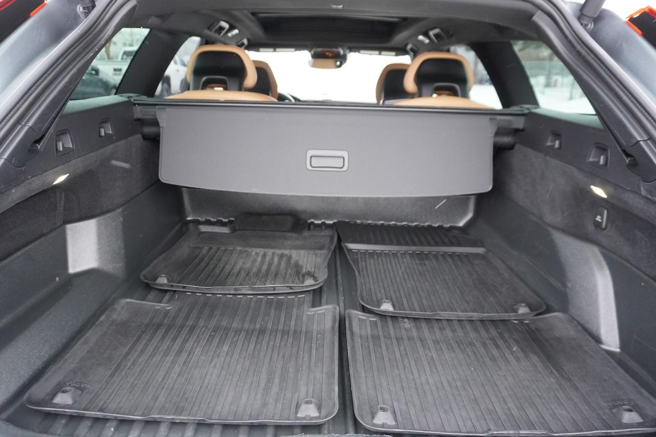 2017 Volvo V90 T6 AWD/ INSCRIPTION/ 1 OWNER/ POLESTAR ENGINEERING Photo