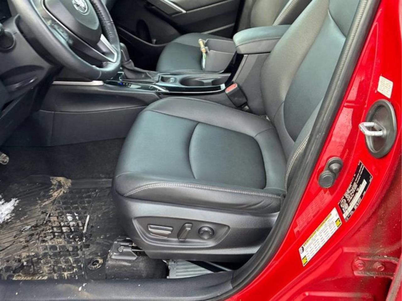 2022 Toyota Corolla Cross XLE AWD | Leather | Sunroof | Heated Wheel + Seats | Power Hatch | Power Seat | CarPlay & More ! Photo2